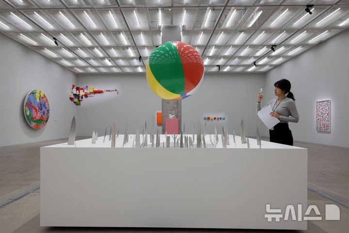[서울=뉴시스] 박진희 기자 = 국립현대미술관은 영국 시각미술가 데이미언 허스트(Damien Hirst)의 아시아 최초 대규모 개인전 ‘진실은 없어 그러나 모든 것은 가능하지’ 언론공개회를 18일 서울 종로구 국립현대미술관에서 갖고 작품을 선보이고 있다. 2026.03.18. pak7130@newsis.com