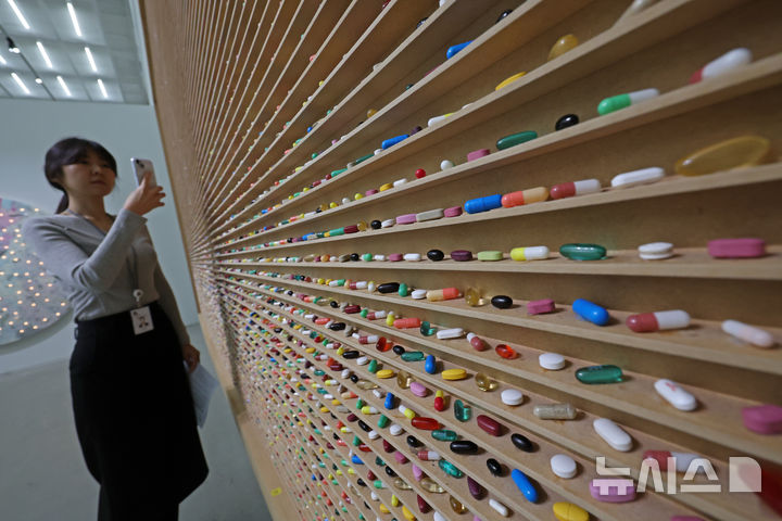 [서울=뉴시스] 박진희 기자 = 국립현대미술관은 영국 시각미술가 데이미언 허스트(Damien Hirst)의 아시아 최초 대규모 개인전 ‘진실은 없어 그러나 모든 것은 가능하지’ 언론공개회를 18일 서울 종로구 국립현대미술관에서 갖고 작품 '무한을 위한 원형'을 선보이고 있다. 2026.03.18. pak7130@newsis.com