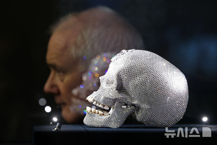 [서울=뉴시스] 박진희 기자 = 영국 시각미술가 데이미언 허스트(Damien Hirst)가 18일 서울 종로구 국립현대미술관에서 아시아 최초 대규모 개인전 ‘진실은 없어 그러나 모든 것은 가능하지’ 기자간담회 깆고 8,601개의 다이아몬드가 백금 두개골을 장식한 작품 '신의 사랑을 위하여' 작품 앞에서 포즈를 취하고 있다. 2026.03.18. pak7130@newsis.com