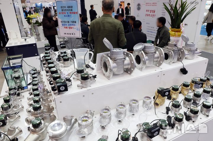 [부산=뉴시스] 하경민 기자 = '2026 국제물산업박람회(WATER KOREA)'가 개막한 18일 부산 해운대구 벡스코 제1전시장을 찾은 관람객들이 다양한 수도 계량기를 살펴보고 있다. 2026.03.18. yulnetphoto@newsis.c