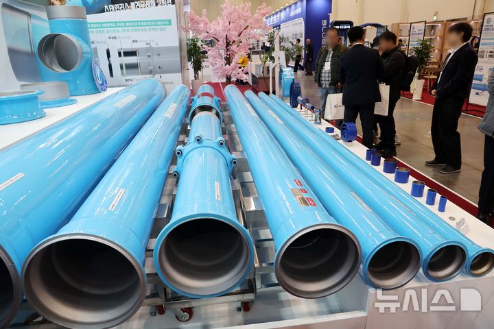 [부산=뉴시스] 하경민 기자 = '2026 국제물산업박람회(WATER KOREA)'가 개막한 18일 부산 해운대구 벡스코 제1전시장을 찾은 관람객들이 녹슬지 않는 스테인리스 폴리우레아 코팅관을 살펴보고 있다. 20일까지 열리는 이번 행사에는 물 산업 관련 기업 216곳이 참가해 최신 기술을 소개하고, 더불어 수출구매 상담회와 세미나, 체육대회, 논문공모전, 학술대회, 취업박람회 등도 열린다. 2026.03.18. yulnetphoto@newsis.c
