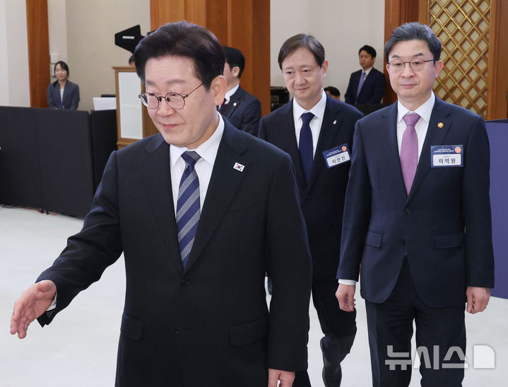 [서울=뉴시스] 고범준 기자 = 이재명 대통령이 18일 청와대에서 열린 자본시장 안정과 정상화 간담회에 입장하고 있다. (청와대통신사진기자단) 2026.03.18. bjko@newsis.com