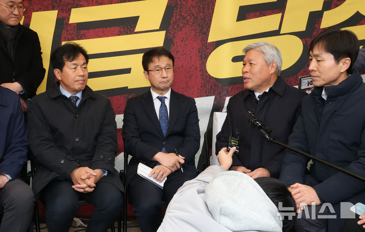 [서울=뉴시스] 김금보 기자 = 서왕진 조국혁신당 원내대표가 18일 오후 서울 여의도 국회 본관 앞 진보 야4당 정치개혁 촉구 천막농성장에서 한병도 더불어민주당 원내대표에게 발언을 하고 있다. 2026.03.18. kgb@newsis.com