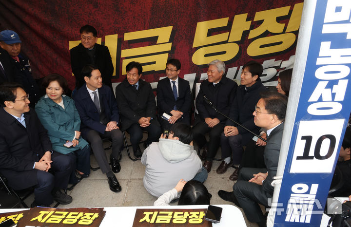 [서울=뉴시스] 김금보 기자 = 한병도 더불어민주당 원내대표가 18일 오후 서울 여의도 국회 본관 앞 진보 야4당 정치개혁 촉구 천막농성장에서 대화하고 있다. 2026.03.18. kgb@newsis.com