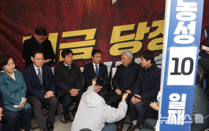 [서울=뉴시스] 김금보 기자 = 한병도 더불어민주당 원내대표가 18일 오후 서울 여의도 국회 본관 앞 진보 야4당 정치개혁 촉구 천막농성장에서 대화하고 있다. 2026.03.18. kgb@newsis.com