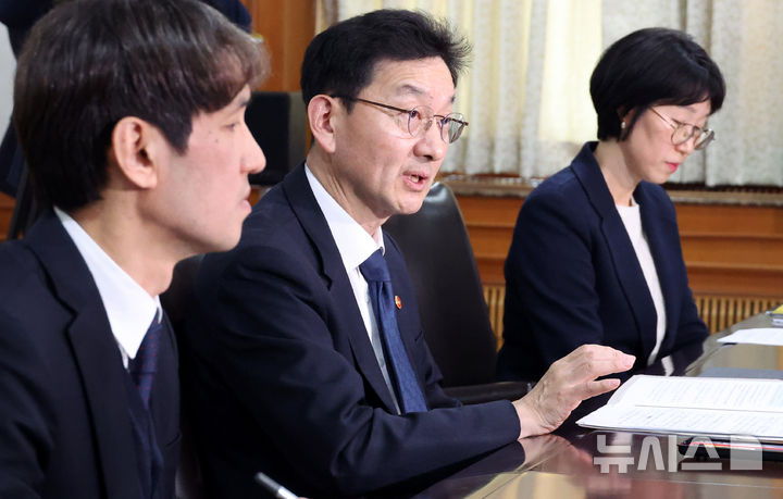 [서울=뉴시스] 추상철 기자 = 윤창렬 국무조정실장이 18일 오후 서울 종로구 정부서울청사에서 열린 '생명존중 및 자살예방을 위한 범정부 생명지킴추진본부-유통업계 업무협약식'에서 인사말을 하고 있다. 2026.03.18. scchoo@newsis.com