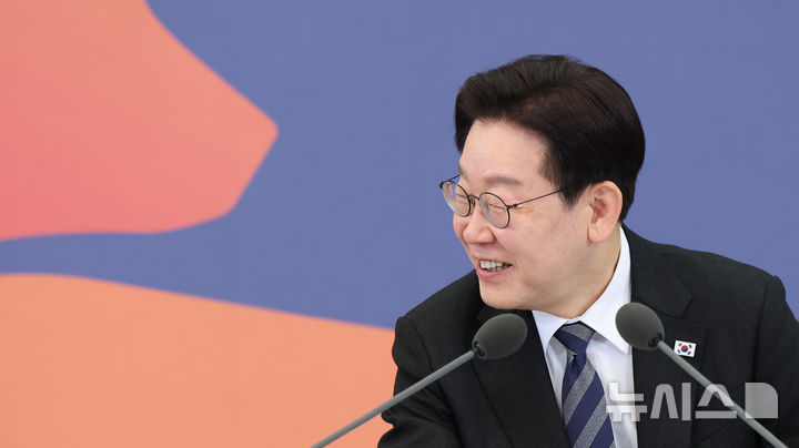 [서울=뉴시스] 고범준 기자 = 이재명 대통령이 18일 청와대에서 열린 자본시장 안정과 정상화 간담회에서 밝은 표정을 짓고 있다. (청와대통신사진기자단) 2026.03.18. bjko@newsis.com