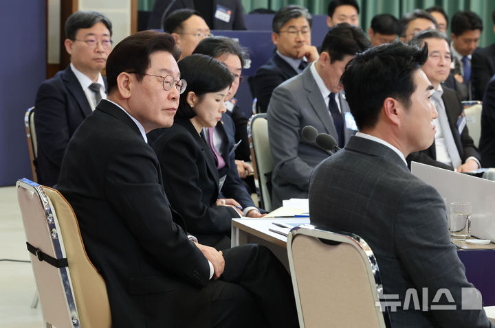 [서울=뉴시스] 고범준 기자 = 이재명 대통령이 18일 청와대에서 열린 자본시장 안정과 정상화 간담회에서 참석자 발언을 경청하고 있다. (청와대통신사진기자단) 2026.03.18. bjko@newsis.com