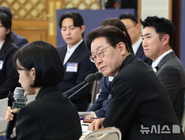 [서울=뉴시스] 고범준 기자 = 이재명 대통령이 18일 청와대에서 열린 자본시장 안정과 정상화 간담회에서 참석자 발언을 경청하고 있다. (청와대통신사진기자단) 2026.03.18. bjko@newsis.com