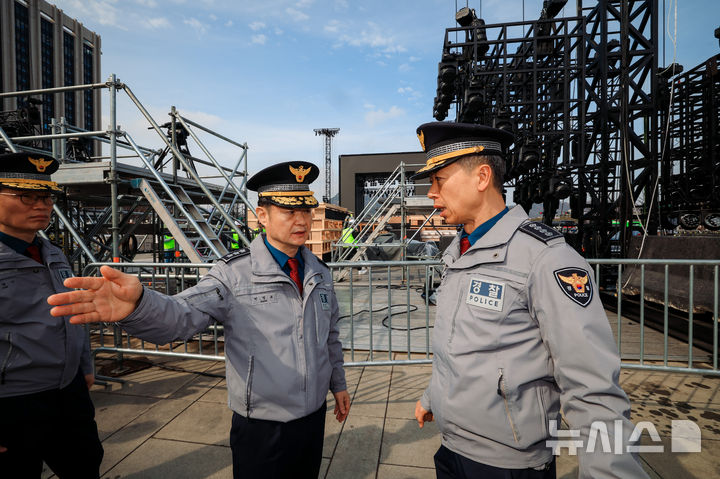 [서울=뉴시스] 정병혁 기자 = 박정보 서울경찰청장이 18일 서울 종로구 광화문광장에서 방탄소년단(BTS)의 컴백 공연 무대 현장점검을 하고 있다. (공동취재) 2026.03.18. photo@newsis.com