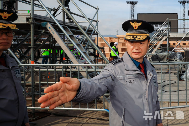 [서울=뉴시스] 정병혁 기자 = 박정보 서울경찰청장이 18일 서울 종로구 광화문광장에서 방탄소년단(BTS)의 컴백 공연 무대 현장점검을 하고 있다. (공동취재) 2026.03.18. photo@newsis.com