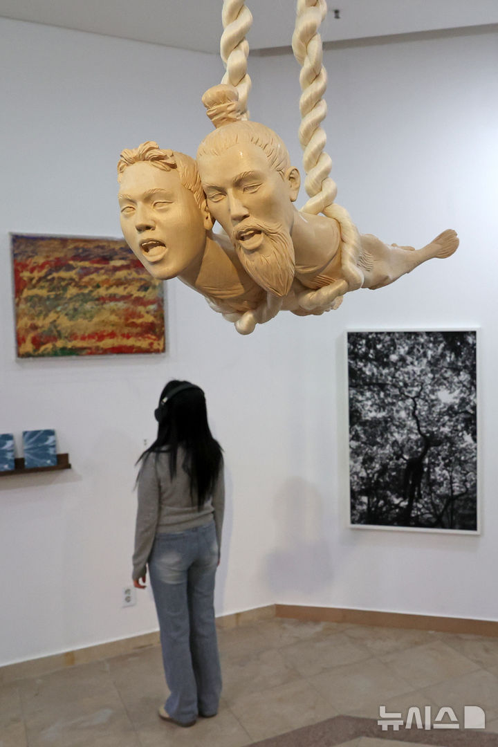 [서울=뉴시스] 박진희 기자 = 아트선재센터 ‘스펙트로신테시스’ 전시 전경. 2026.03.18. pak7130@newsis.com