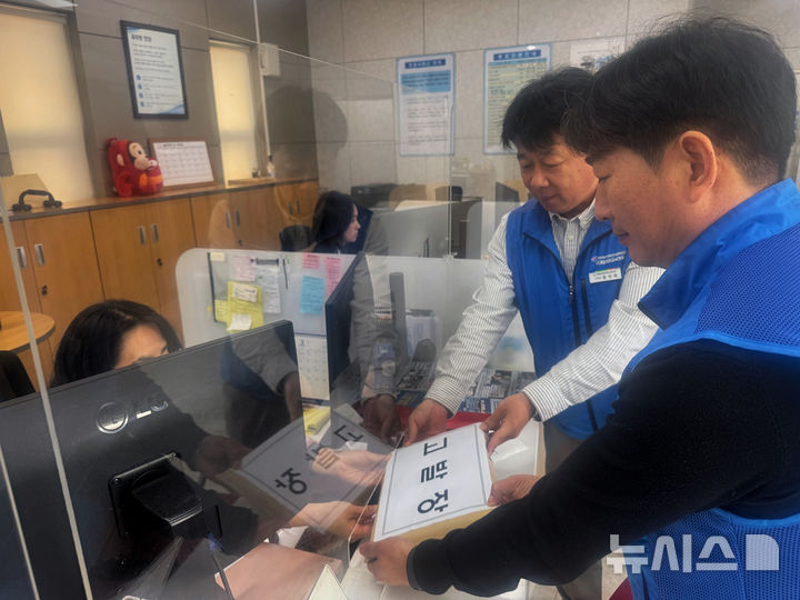 전남 영광군청 공무원들이 악성 민원인에 대한 형사 고발장을 경찰에 접수하고 있다. (사진=영광군 제공) photo@newsis.com *재판매 및 DB 금지