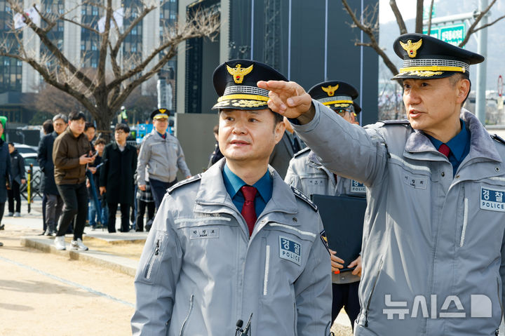 [서울=뉴시스] 정병혁 기자 = 박정보 서울경찰청장(왼쪽)이 18일 서울 종로구 광화문광장 인근을 찾아 이철의 종로경찰서장으로부터 방탄소년단(BTS) 컴백 무대와 관련해 보고를 받고 있다. (공동취재) 2026.03.18. photo@newsis.com