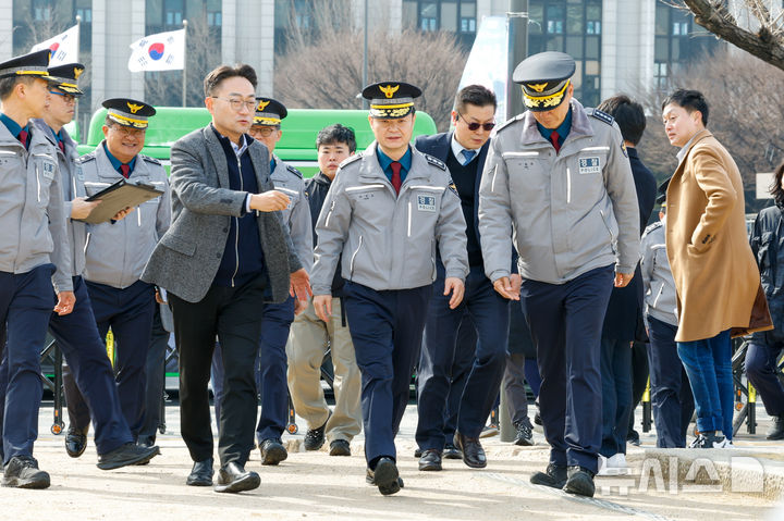 [서울=뉴시스] 정병혁 기자 = 박정보 서울경찰청장이 18일 서울 종로구 광화문광장 인근을 찾아 방탄소년단(BTS) 컴백 무대 현장을 점검하고 있다. (공동취재) 2026.03.18. photo@newsis.com