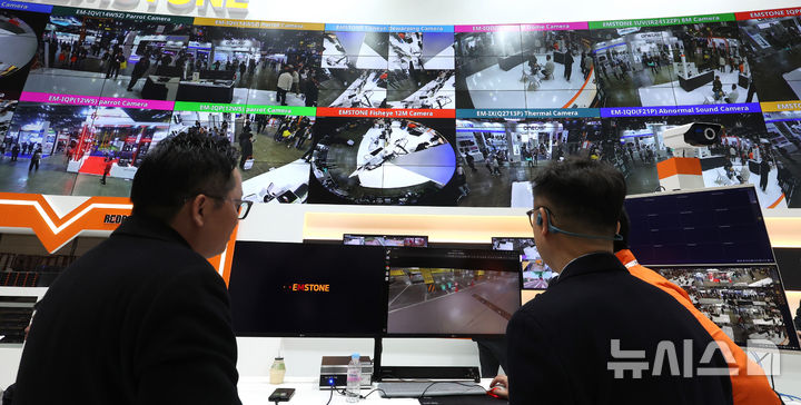 [고양=뉴시스] 전진환 기자 = 18일 오후 경기 고양시 킨텍스에서 열린 제25회 세계 보안 엑스포 & 제14회 전자정부 정보보호 솔루션 페어를 찾은 관람객들이 IP 비디오 월 시스템에 대한 설명을 듣고 있다. 2026.03.18. amin2@newsis.com