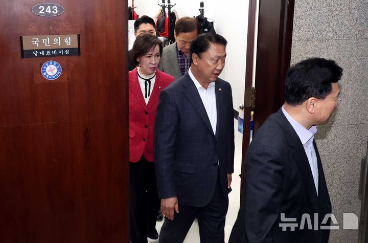 [서울=뉴시스] 조성봉 기자 = 이이선 국민의힘 의원을 비롯한 대구지역 의원들이 18일 오후 서울 여의도 국회에서 대구시장 경선 관련 장동혁 대표와 면담을 마치고 밖으로 나서고 있다. 앞부터 김승수, 김위상, 이인선, 김기웅 의원, 박준태 당대표 비서실장. 2026.03.18. suncho21@newsis.com