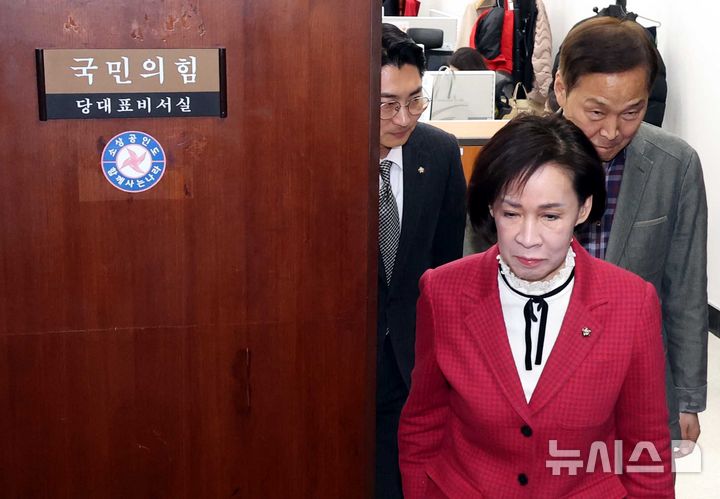 [서울=뉴시스] 조성봉 기자 = 이인선 국민의힘 의원을 비롯한 대구지역 의원들이 18일 오후 서울 여의도 국회에서 대구시장 경선 관련 장동혁 대표와 면담을 마치고 밖으로 나서고 있다. 앞부터 이인선, 김기웅 의원, 박준태 당대표 비서실장. 2026.03.18. suncho21@newsis.com