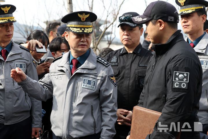 [서울=뉴시스] 정병혁 기자 = 방탄소년단(BTS) 공연 관련 현장 점검에 나선 박정보 서울경찰청장이 18일 오후 서울 종로구 광화문광장 인근에서 경찰특공대의 안티드론차량에 대한 설명을 듣고 있다.(공동취재) 2026.03.18. photo@newsis.com