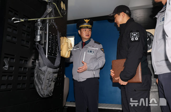 [서울=뉴시스] 정병혁 기자 = 방탄소년단(BTS) 공연 관련 현장 점검에 나선 박정보 서울경찰청장이 18일 오후 서울 종로구 광화문광장 인근에서 경찰특공대의 안티드론차량에 대한 설명을 듣고 있다.(공동취재) 2026.03.18. photo@newsis.com