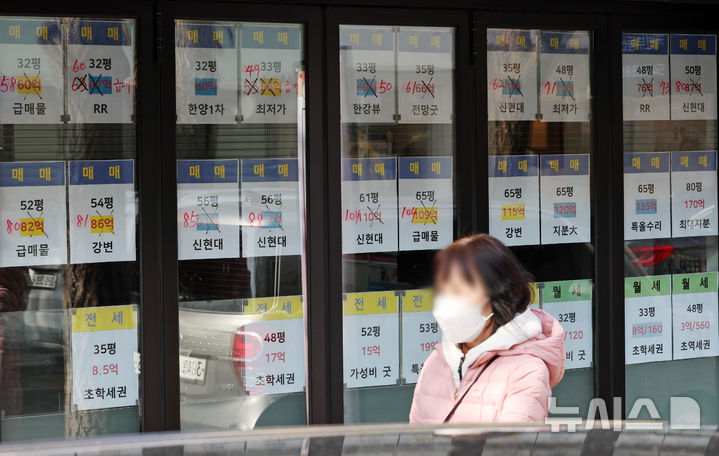 [서울=뉴시스] 조성우 기자 = 18일 오후 서울 강남구의 한 공인중개사무소에 가격이 수정된 물건 안내문이 붙어 있다. 올해 서울 공동주택 공시가격이 1년 만에 19% 가까이 오르면서 고가 아파트 등 주택 보유자의 보유세 부담이 늘어날 전망이다. 특히 지난해 서울 집값 상승을 주도한 강남3구(강남·서초·송파구)와 마포·성동·광진구는 공시가격이 20% 이상 올라 세 부담이 크게 증가할 것으로 보인다. 2026.03.18. xconfind@newsis.com