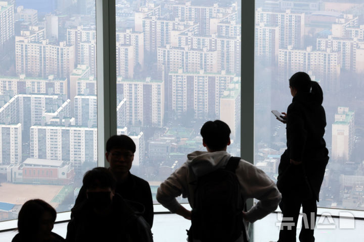 [서울=뉴시스] 조성우 기자 = 18일 오후 서울 송파구 롯데월드타워 전망대 서울스카이에서 송파와 강남 일대 아파트 단지가 보이고 있다.올해 서울 공동주택 공시가격이 1년 만에 19% 가까이 오르면서 고가 아파트 등 주택 보유자의 보유세 부담이 늘어날 전망이다. 특히 지난해 서울 집값 상승을 주도한 강남3구(강남·서초·송파구)와 마포·성동·광진구는 공시가격이 20% 이상 올라 세 부담이 크게 증가할 것으로 보인다. 2026.03.18. xconfind@newsis.com