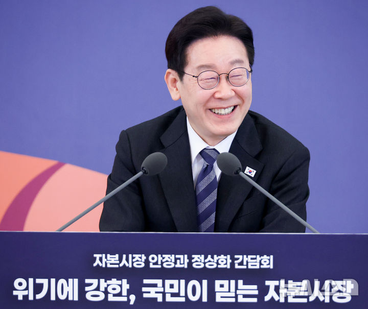 [서울=뉴시스] 고범준 기자 = 이재명 대통령이 18일 청와대에서 열린 자본시장 안정과 정상화 간담회에서 발언하고 있다. (청와대통신사진기자단) 2026.03.18. bjko@newsis.com