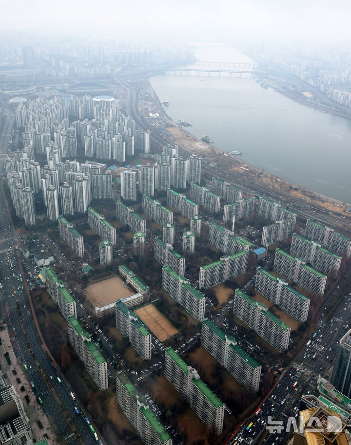 [서울=뉴시스] 조성우 기자 = 18일 오후 서울 송파구 롯데월드타워 전망대 서울스카이에서 송파와 강남 일대 아파트 단지가 보이고 있다. 2026.03.18. xconfind@newsis.com