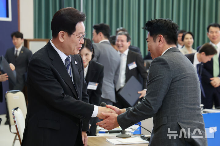 [서울=뉴시스] 고범준 기자 = 이재명 대통령이 18일 청와대에서 열린 자본시장 안정과 정상화 간담회에서 방송인 장동민과 악수하고 있다. (청와대통신사진기자단) 2026.03.18. bjko@newsis.com