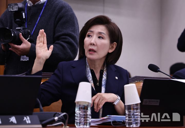 [서울=뉴시스] 김명년 기자 = 나경원 국민의힘 의원이 18일 서울 여의도 국회에서 열린 법제사법위원회 전체회의에서 추미애 위원장에게 의사진행발언 기회를 요청하고 있다. 2026.03.18. kmn@newsis.com