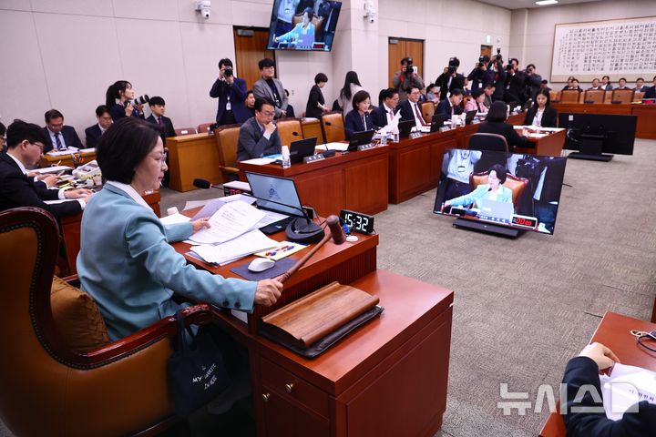 [서울=뉴시스] 김명년 기자 = 추미애 국회 법제사법위원장이 18일 서울 여의도 국회에서 열린 법제사법위원회 전체회의에서 의사봉을 두드리고 있다. 2026.03.18. kmn@newsis.com