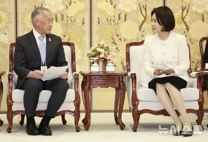 [서울=뉴시스] 최동준 기자 = 김혜경 여사가 18일 청와대에서 제롬 김 국제백신연구소 사무총장을 접견하고 있다. 2026.03.18. photocdj@newsis.com