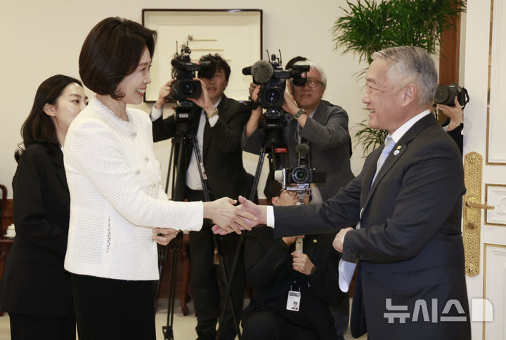 [서울=뉴시스] 최동준 기자 = 김혜경 여사가 18일 청와대에서 제롬 김 국제백신연구소 사무총장 접견에 앞서 악수하고 있다. 2026.03.18. photocdj@newsis.com