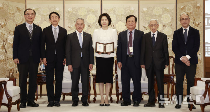 [서울=뉴시스] 최동준 기자 = 김혜경 여사가 18일 청와대에서 박상철 IVI 한국후원회장으로부터 추대패 증정을 받은 뒤 기념촬영을 하고 있다. 왼쪽 세번째부터 제롬 김 국제백신연구소 사무총장, 김 여사, 박상철 IVI 한국후원회장. 2026.03.18. photocdj@newsis.com