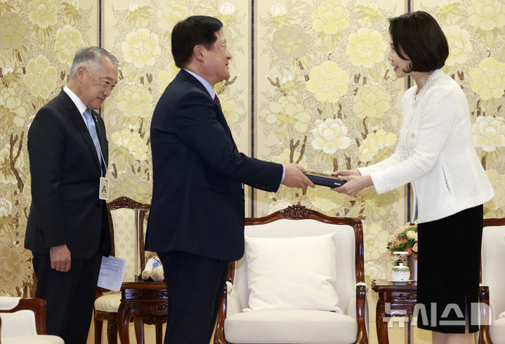 [서울=뉴시스] 최동준 기자 = 김혜경 여사가 18일 청와대에서 박상철 IVI 한국후원회장으로부터 추대패 증정을 받고 있다. 왼쪽은 제롬 김 국제백신연구소 사무총장. 2026.03.18. photocdj@newsis.com