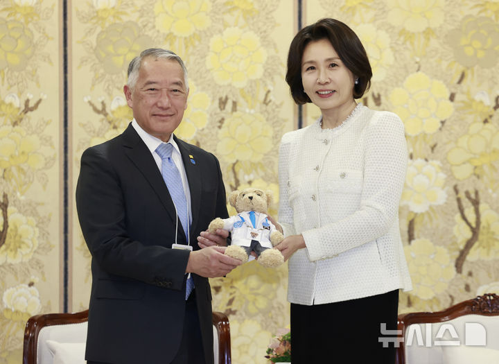 [서울=뉴시스] 최동준 기자 = 김혜경 여사가 18일 청와대에서 제롬 김 국제백신연구소 사무총장으로부터 IVI 뱃지 및 마스코트인형(샘)을 증정 받은 뒤 기념촬영을 하고 있다. 2026.03.18. photocdj@newsis.com