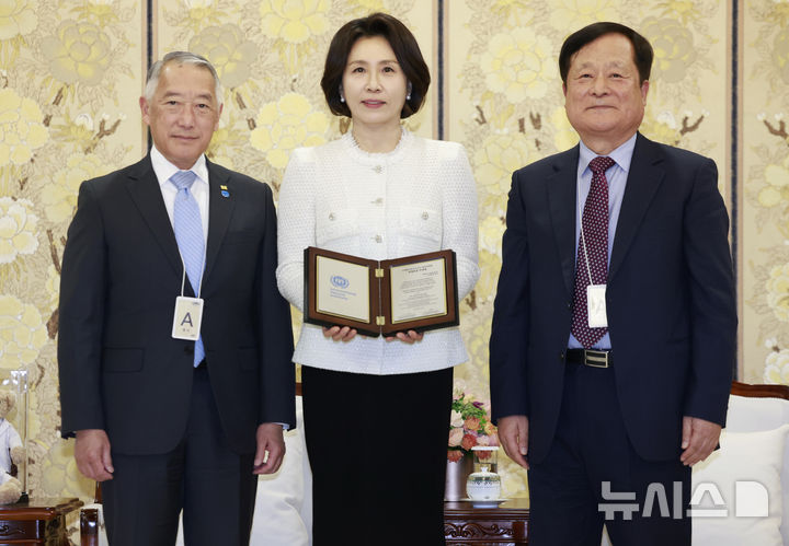 [서울=뉴시스] 최동준 기자 = 김혜경 여사가 18일 청와대에서 박상철 IVI 한국후원회장으로부터 추대패 증정을 받은 뒤 기념촬영을 하고 있다. 왼쪽부터 제롬 김 국제백신연구소 사무총장, 김 여사, 박상철 IVI 한국후원회장. 2026.03.18. photocdj@newsis.com