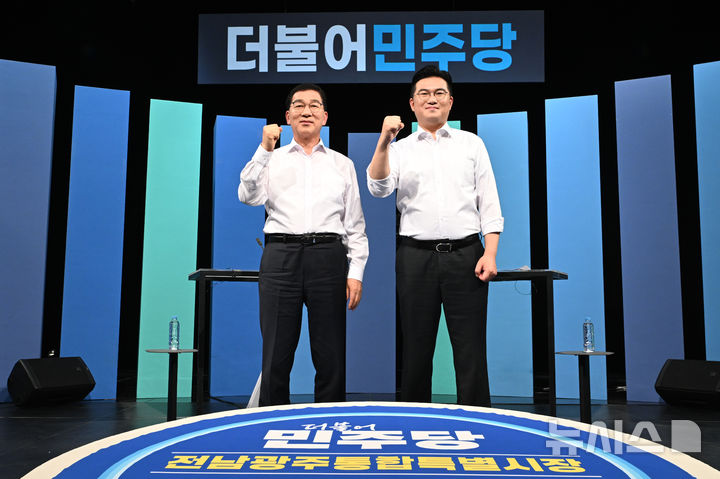 [광주=뉴시스] 이영주 기자 = 더불어민주당 전남광주통합특별시장 경선에 참여한 신정훈(왼쪽)·정준호 후보가 18일 오후 광주 남구 광주MBC 스튜디오에서 열린 민주당 전남광주특별시장 B조 경선 토론회에 참여해 주먹을 쥐며 승리를 다짐하고 있다. 2026.03.18. leeyj2578@newsis.com