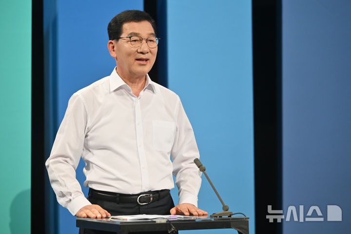 [광주=뉴시스] 이영주 기자 = 더불어민주당 전남광주통합특별시장 경선 후보인 신정훈 의원이 18일 오후 광주 남구 광주MBC 스튜디오에서 열린 민주당 전남광주특별시장 B조 경선 토론회에 참여해 발언하고 있다. 2026.03.18. leeyj2578@newsis.com