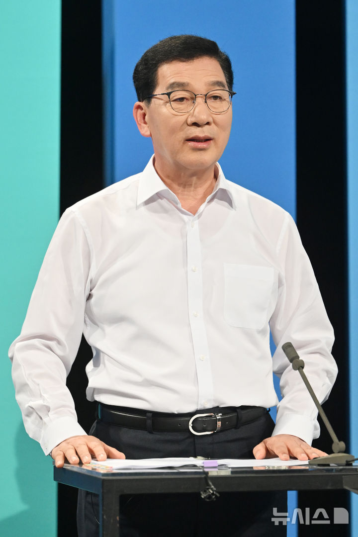 [광주=뉴시스] 이영주 기자 = 더불어민주당 전남광주통합특별시장 경선 후보인 신정훈 의원이 18일 오후 광주 남구 광주MBC 스튜디오에서 열린 민주당 전남광주특별시장 B조 경선 토론회에 참여해 발언하고 있다. 2026.03.18. leeyj2578@newsis.com