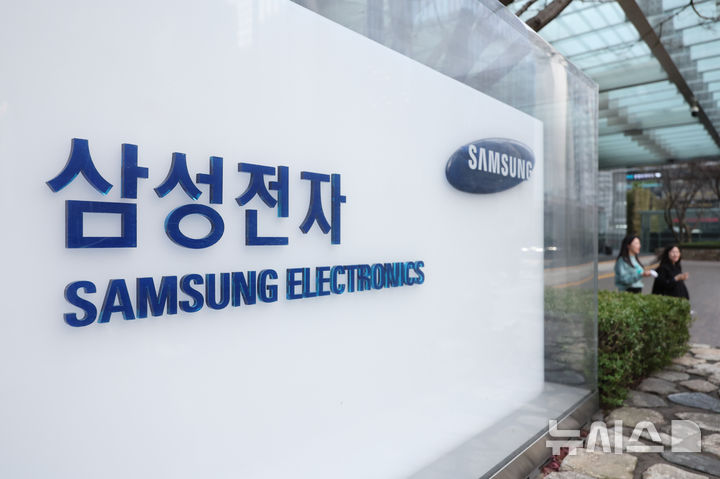 [서울=뉴시스] 황준선 기자 = 삼성전자 노동조합이 조합원을 대상으로 진행한 쟁의행위 찬반 투표가 찬성률 93.1%로 가결된 18일 서울 삼성전자 서초사옥 모습. 조합은 쟁의권을 확보함에 따라 오는 19일 1호 지침을 선포하고 내달 23일 경기 평택에서 투쟁 결의대회를 진행한 후 5월21일부터 6월7일까지 18일간 총파업을 진행할 예정이다. 2026.03.18. hwang@newsis.com