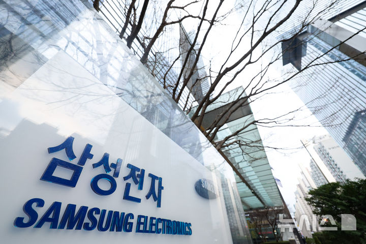 [서울=뉴시스] 황준선 기자 = 삼성전자 노동조합이 조합원을 대상으로 진행한 쟁의행위 찬반 투표가 찬성률 93.1%로 가결된 18일 서울 삼성전자 서초사옥 모습. 조합은 쟁의권을 확보함에 따라 오는 19일 1호 지침을 선포하고 내달 23일 경기 평택에서 투쟁 결의대회를 진행한 후 5월21일부터 6월7일까지 18일간 총파업을 진행할 예정이다. 2026.03.18. hwang@newsis.com