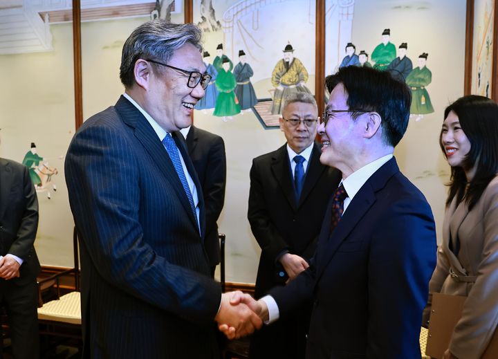 [서울=뉴시스] 김정관 산업통상부 장관이 18일(현지 시간) 중국 베이징에서 한중 상무장관회의에 앞서 왕 원타오 중국 상무부 부장과 악수하고 있다. (사진=산업통상부 제공) 2026.03.18. photo@newsis.com *재판매 및 DB 금지