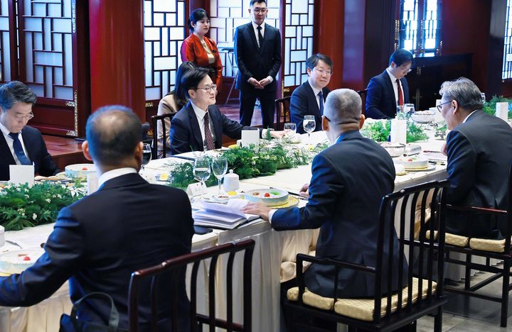 [서울=뉴시스] 김정관 산업통상부 장관이 18일(현지 시간) 중국 베이징에서 왕 원타오 중국 상무부 부장을 비롯한 양국 정부대표단과 한중 상무장관회의를 하고 있다. (사진=산업통상부 제공) 2026.03.18. photo@newsis.com *재판매 및 DB 금지