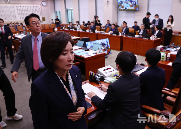 [서울=뉴시스] 김명년 기자 = 나경원 국민의힘 의원이 18일 서울 여의도 국회에서 열린 법제사법위원회 전체회의에서 중대범죄수사청 설치법 의결 전 이석하고 있다. 2026.03.18. kmn@newsis.com