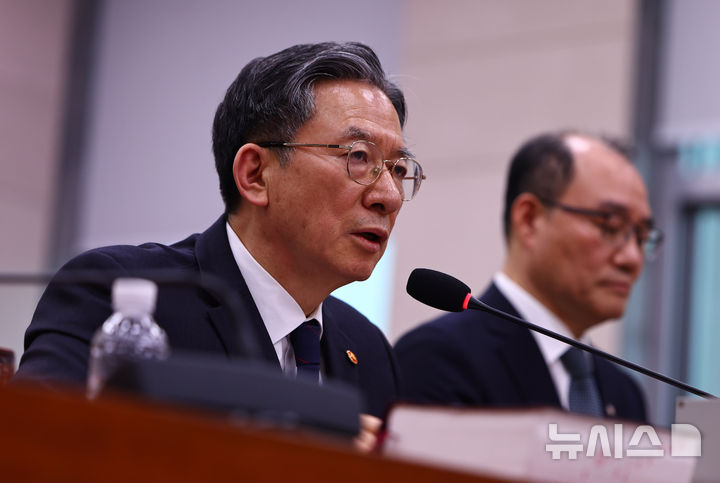 [서울=뉴시스] 김명년 기자 = 정성호 법무부 장관이 18일 서울 여의도 국회에서 열린 법제사법위원회 전체회의에서 의원 질의에 답변하고 있다. 2026.03.18. kmn@newsis.com