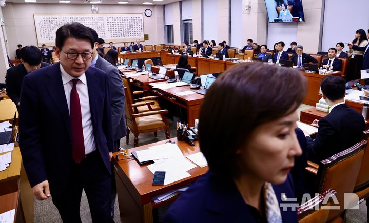 [서울=뉴시스] 김명년 기자 = 국민의힘 법제사법위원들이 18일 서울 여의도 국회에서 열린 법사위 전체회의에서 공소청 설치법 의결을 앞두고 이석하고 있다. 2026.03.18. kmn@newsis.com