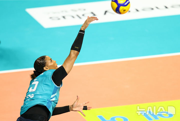 [서울=뉴시스] 황준선 기자 = 18일 서울 중구 장충체육관에서 열린 2025-2026 V-리그 여자부 현대건설 힐스테이트 배구단과 GS칼텍스 서울KIXX의 경기, GS칼텍스 실바가 서브를 넣고 있다. 2026.03.18. hwang@newsis.com