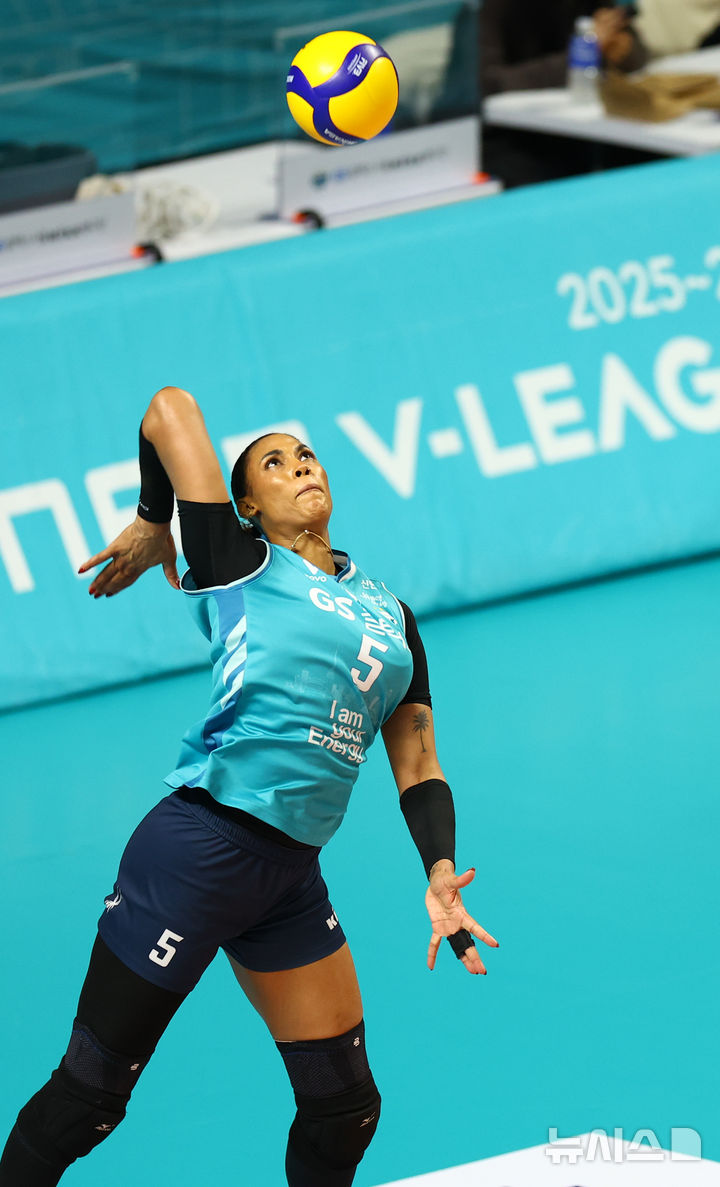 [서울=뉴시스] 황준선 기자 = 18일 서울 중구 장충체육관에서 열린 2025-2026 V-리그 여자부 현대건설 힐스테이트 배구단과 GS칼텍스 서울KIXX의 경기, GS칼텍스 실바가 서브를 넣고 있다. 2026.03.18. hwang@newsis.com