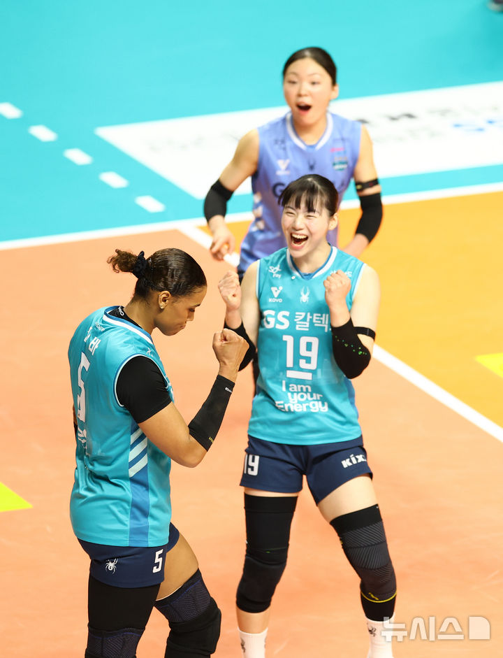 [서울=뉴시스] 황준선 기자 = 18일 서울 중구 장충체육관에서 열린 2025-2026 V-리그 여자부 현대건설 힐스테이트 배구단과 GS칼텍스 서울KIXX의 경기, GS칼텍스 실바가 득점한 뒤 기뻐하고 있다. 2026.03.18. hwang@newsis.com